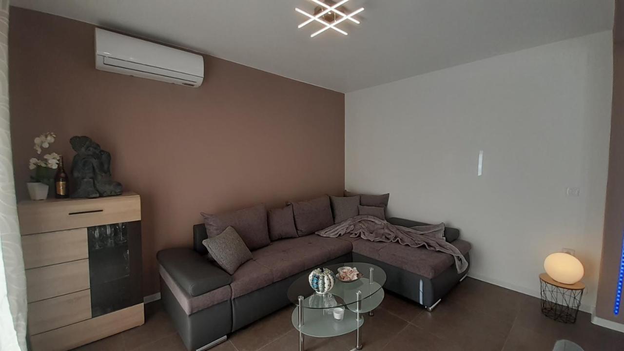 Villa Elke Maria With Overflow Pool And Hydromassage Novigrad  Exterior photo